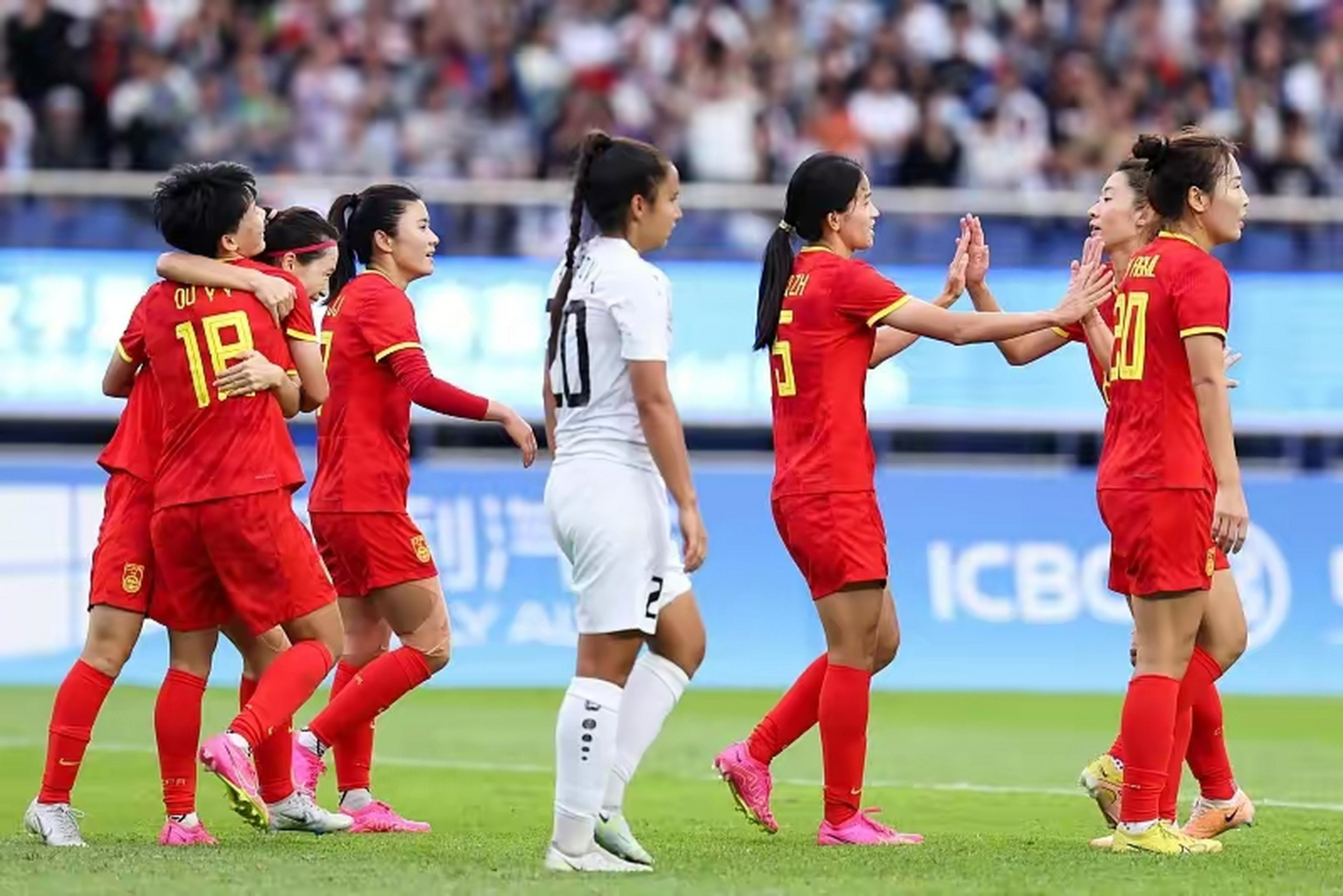 九游官网-女足赛场展现豪情，球队精神飙升